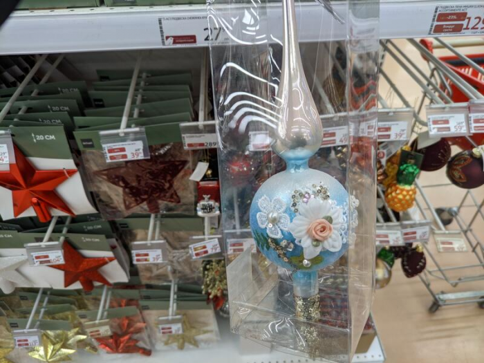 Мохнатые, аппетитные и черные. Какие новогодние игрушки можно найти в магазинах Барнаула