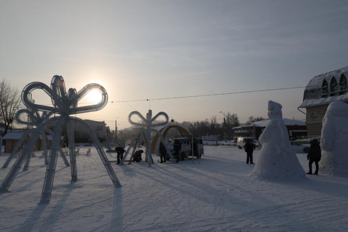 Новогодний городок начали разбирать на площади Свободы в Барнауле. Фото