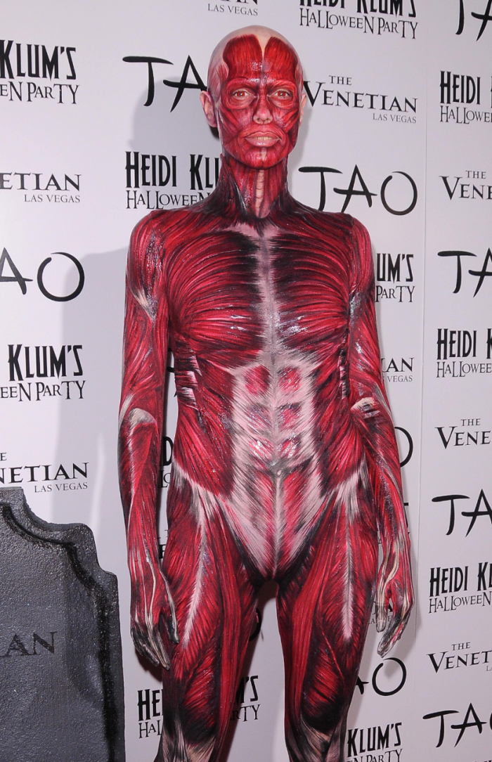 Инопланетянин, зомби, червь и еще 12 самых безумных костюмов королевы Хэллоуина Хайди Клум