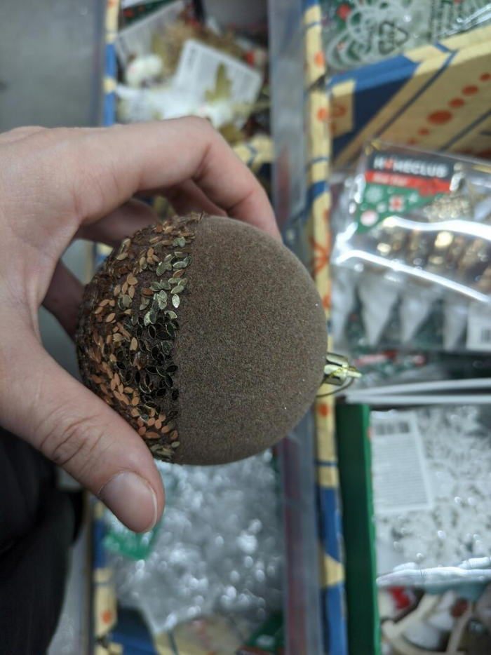 Мохнатые, аппетитные и черные. Какие новогодние игрушки можно найти в магазинах Барнаула