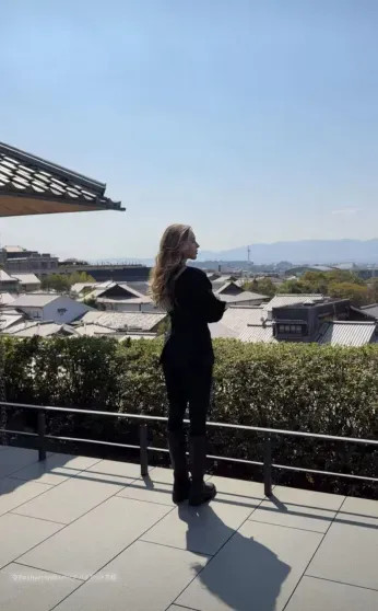 Курс на Восток: Ксения Собчак, Полина Киценко и Аврора Киба проводят время в Китае, а девушка Павла Дурова посетила Токио