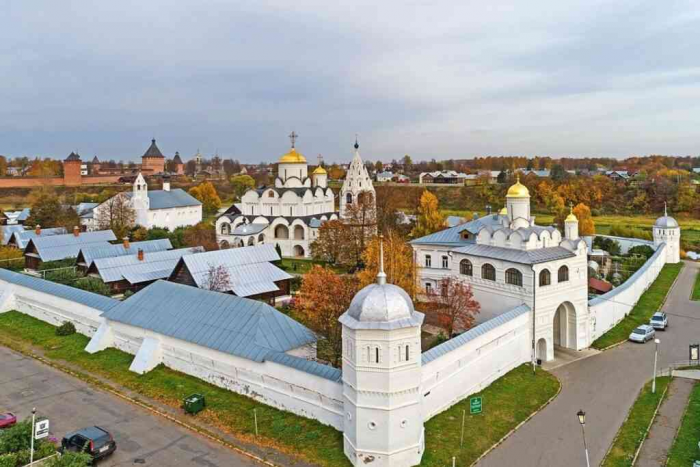 Тысячелетие в ямах: как Суздаль встречает юбилей и туристов