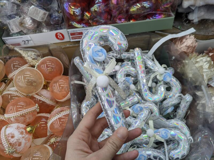 Мохнатые, аппетитные и черные. Какие новогодние игрушки можно найти в магазинах Барнаула