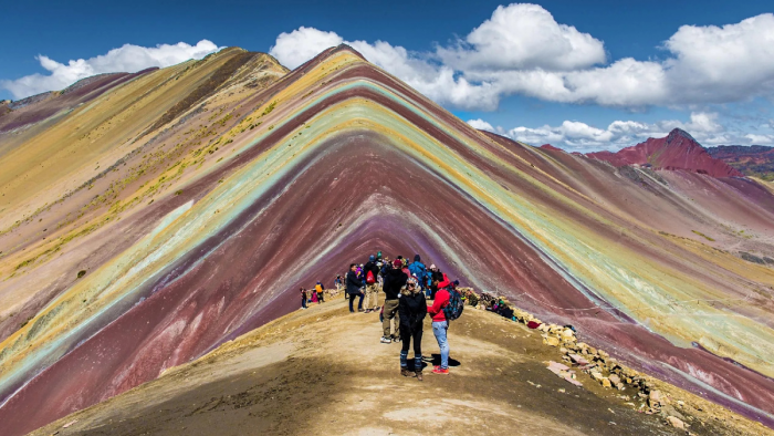 Миллионы лет Земля собирала разноцветные слои, а потом — подняла их яркими гребнями. Радужные горы.