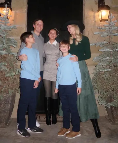 Париж, дети и нарядные ёлки: как Селена Гомес, Виктория Лопырёва, Иванка Трамп, Виктория Манасир и Софья Таюрская отметили католическое Рождество