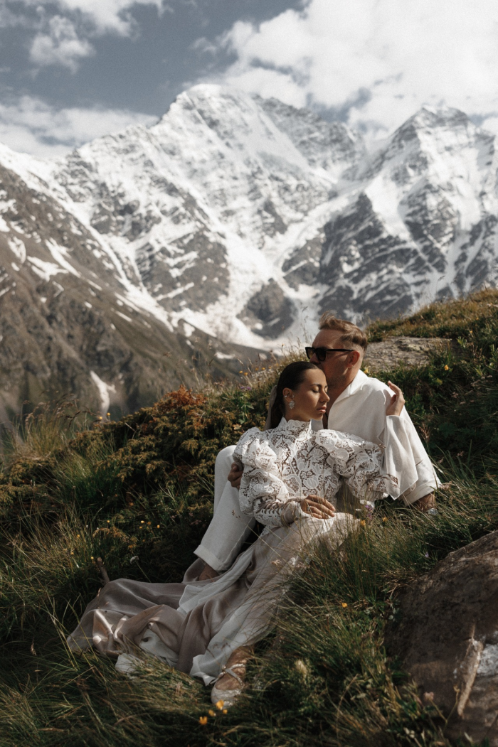 Выездная церемония в горах и платье невесты с отсылками к традициям народа Кавказа - свадьба на плато Бермамыт