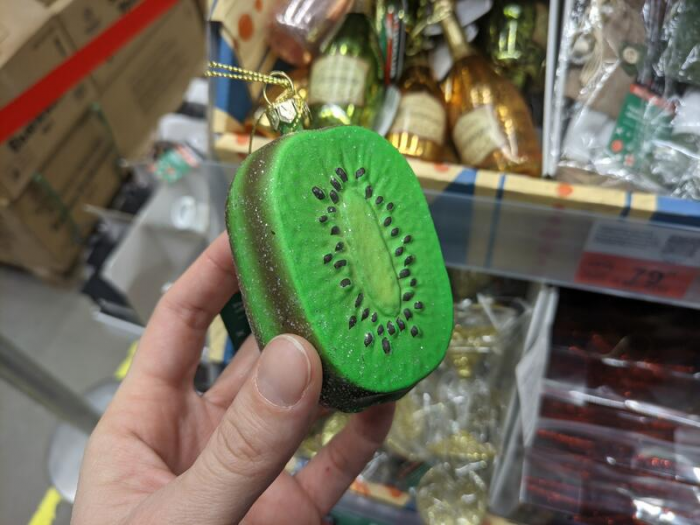 Мохнатые, аппетитные и черные. Какие новогодние игрушки можно найти в магазинах Барнаула