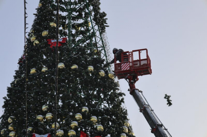 Новогодний городок начали разбирать на площади Свободы в Барнауле. Фото