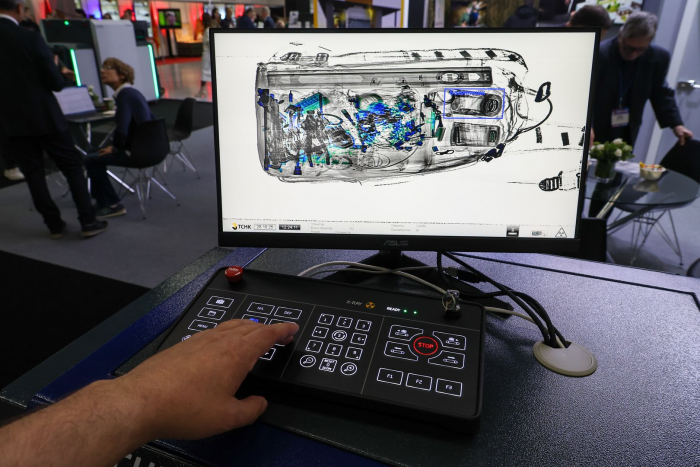 Эксперт рассказал, чем опасны бутылочки детского питания объемом свыше 100 мл в самолете
