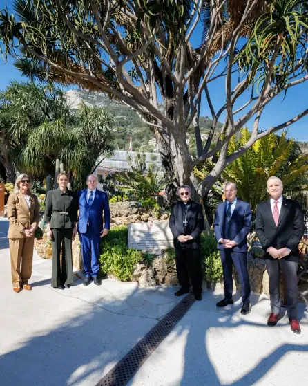 Княгиня Монако Шарлен, князь Альбер II и принцесса Каролина посетили Экзотический сад в Монако