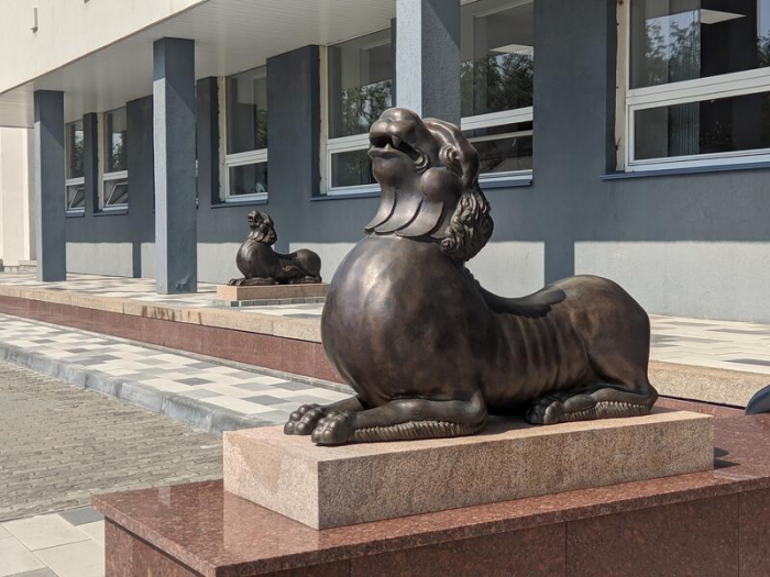 Что за лев этот тигр? Где в Барнауле притаились скульптуры царя зверей