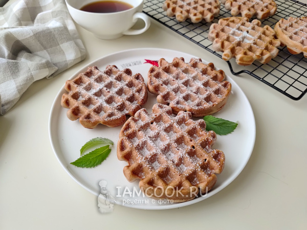 Венские вафли с бананом и клубникой