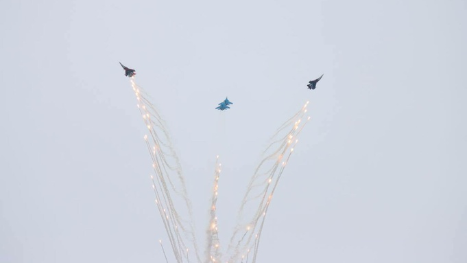 Рев моторов и искры в небе. "Русские витязи" показали грандиозное авиашоу над Обью
