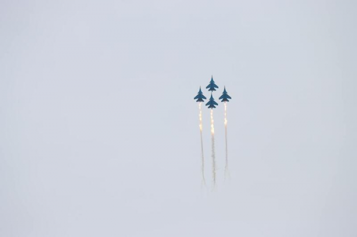 Рев моторов и искры в небе. "Русские витязи" показали грандиозное авиашоу над Обью