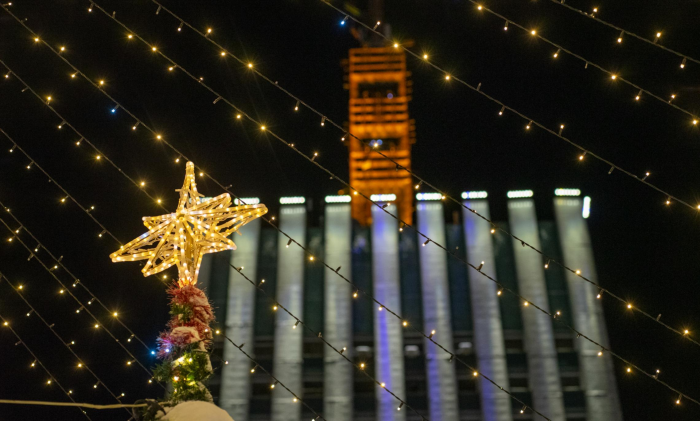 В Архангельске продолжают устанавливать главную городскую ёлку