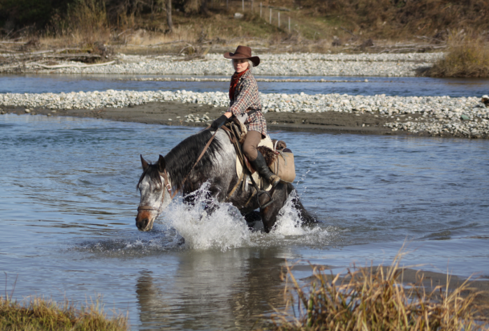 «Закрой глаза и держись за седло» Россиянка преодолела верхом на коне самые труднодоступные маршруты России. Как ей это удалось?