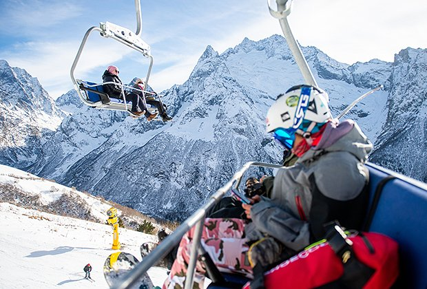 Лучшие горнолыжные курорты России. Где можно покататься на лыжах и сноуборде зимой 2025-2026?