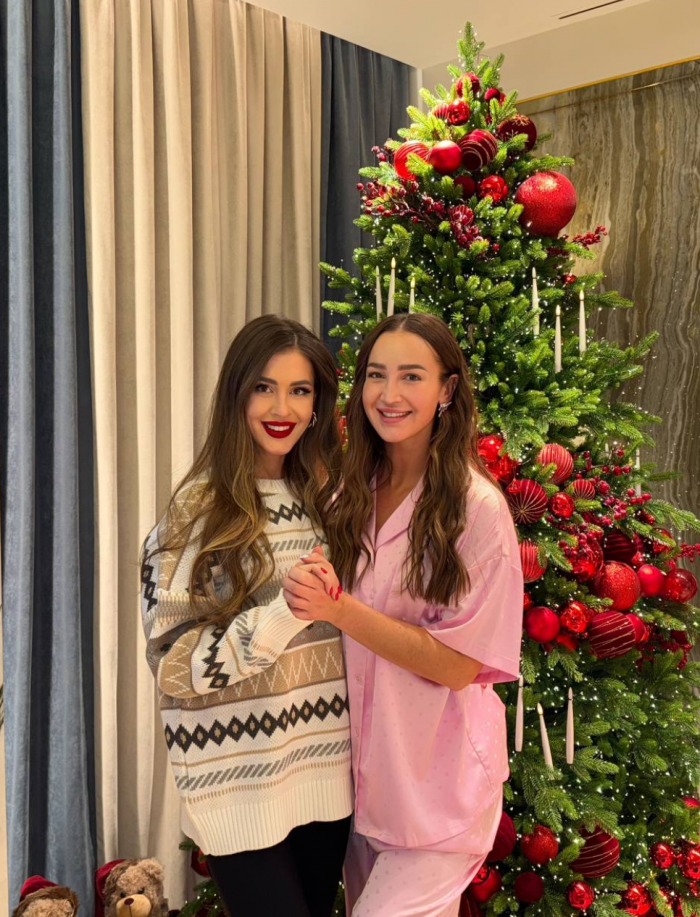 Сушки вместо шаров и гирлянды, которые видно из космоса: самые красивые новогодние елки российских звезд 2026