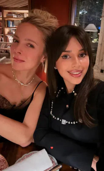 Париж, дети и нарядные ёлки: как Селена Гомес, Виктория Лопырёва, Иванка Трамп, Виктория Манасир и Софья Таюрская отметили католическое Рождество