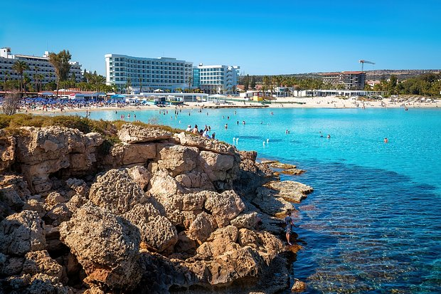 Куда поехать на море в сентябре 2026 года? Лучшие направления для пляжного отдыха в России и за границей