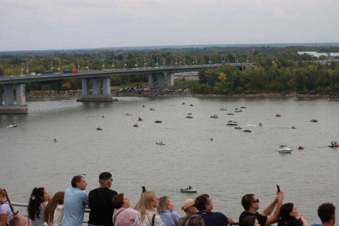 Рев моторов и искры в небе. "Русские витязи" показали грандиозное авиашоу над Обью