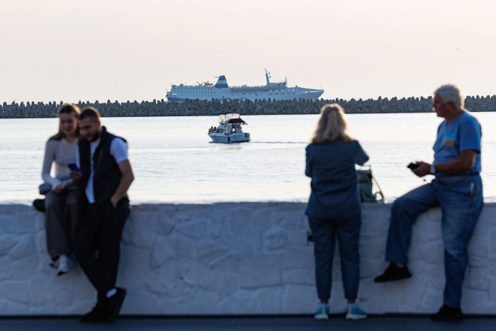 Паром из Турции проверяют в Сочи больше 8 часов, пассажиры двое суток в море