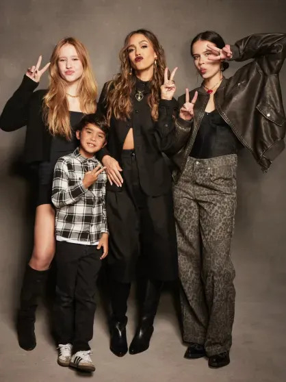 Как Дженнифер Лопес, Кристина Орбакайте, Илон Маск, Селена Гомес и Надежда Оболенцева отметили День Благодарения