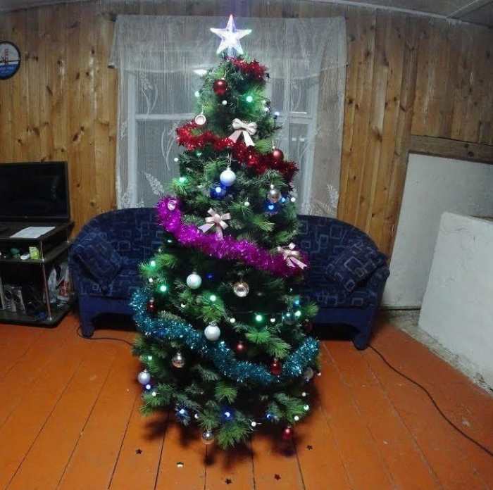 Как выглядели домашние новогодние елки в России 1990-х годов (ностальгическая и местами смешная фотоподборка)