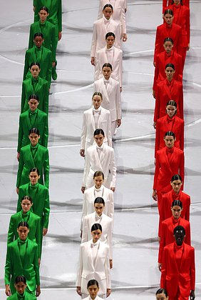 Танцующие кофеварки, декольте Марайи Кэри и путешествие во времени. Самые яркие кадры церемонии открытия зимней Олимпиады-2026