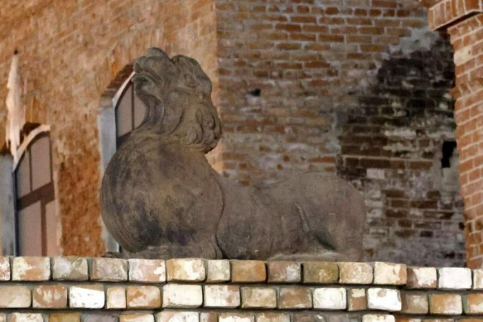 Знаменитые чугунные львы вернулись на фасад универмага дома купцов Суховых в Барнауле