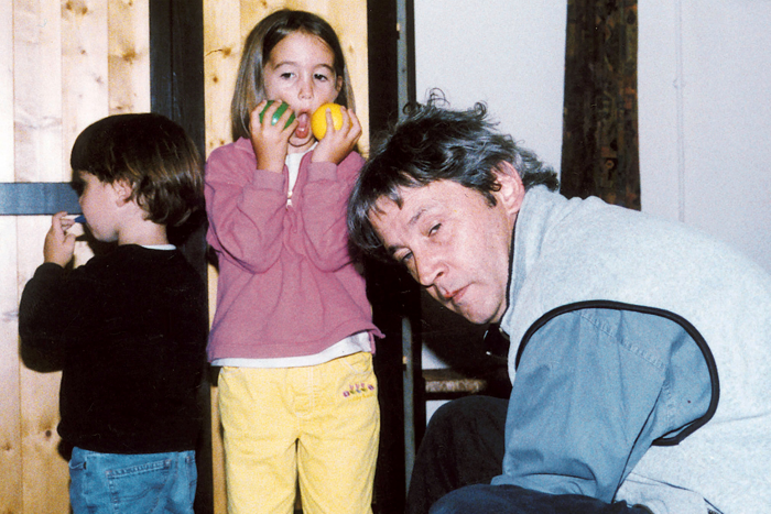 «Матрас под одеялом был залит кровью» Тихий врач и вся его семья загадочно исчезли. Их не могут найти уже почти 30 лет