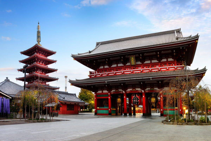 Что означает манэки-нэко и почему эти фигурки так распространены в Японии