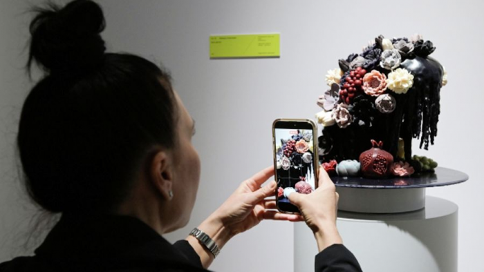 Cosmoscow: куратор из Африки, ренессанс фотографии и лиминальные пространства, или Как «Елисеевский» стал арт-салоном