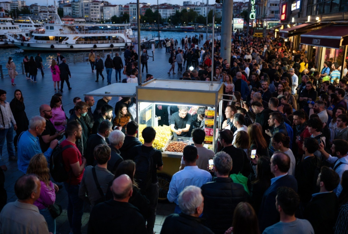 Продавец кукурузы в Стамбуле стал популярным за счет трансляций в соцсетях