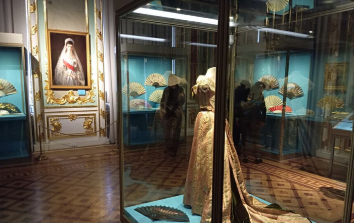 Заглянуть в мир аристократической моды: в Эрмитаже открылась выставка вееров
