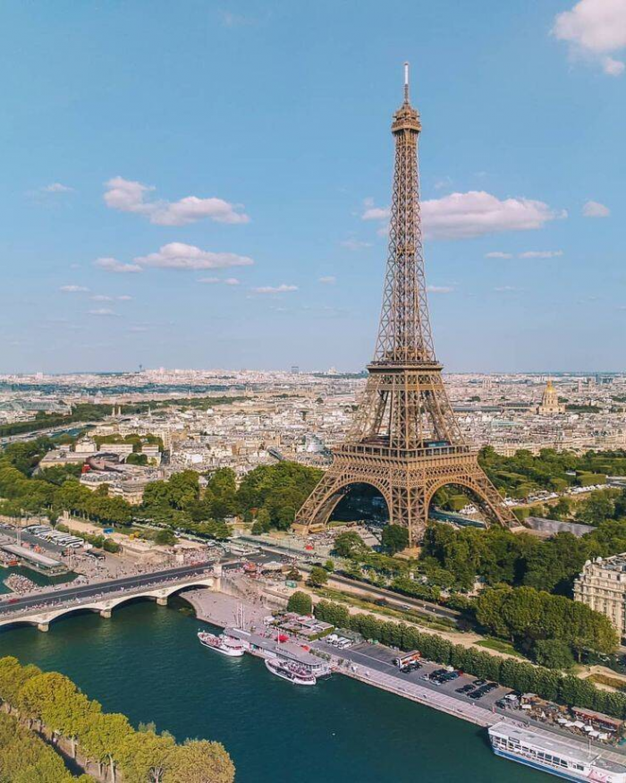 Как часто красят Эйфелеву башню и во сколько это обходится