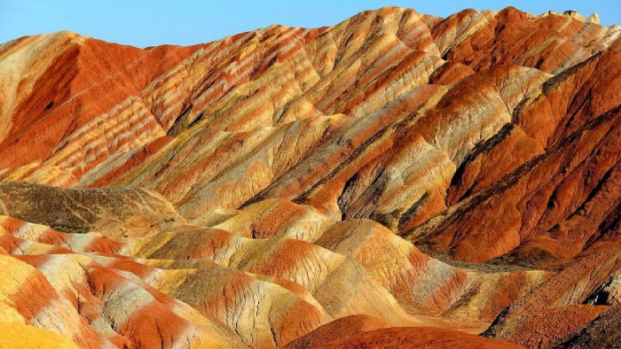 Миллионы лет Земля собирала разноцветные слои, а потом — подняла их яркими гребнями. Радужные горы.