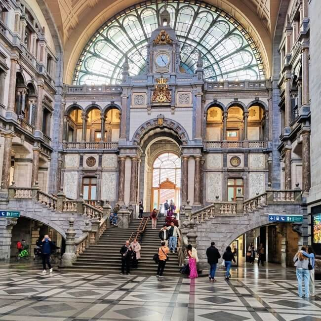 Почему на вокзалах и в аэропортах делают высокие потолки