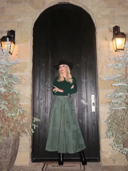 Париж, дети и нарядные ёлки: как Селена Гомес, Виктория Лопырёва, Иванка Трамп, Виктория Манасир и Софья Таюрская отметили католическое Рождество