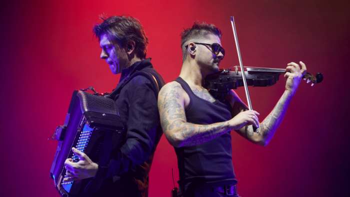 Борьба с Гринчем, куранты в пробке и чудо в лесу: новогодние истории из жизни звезд