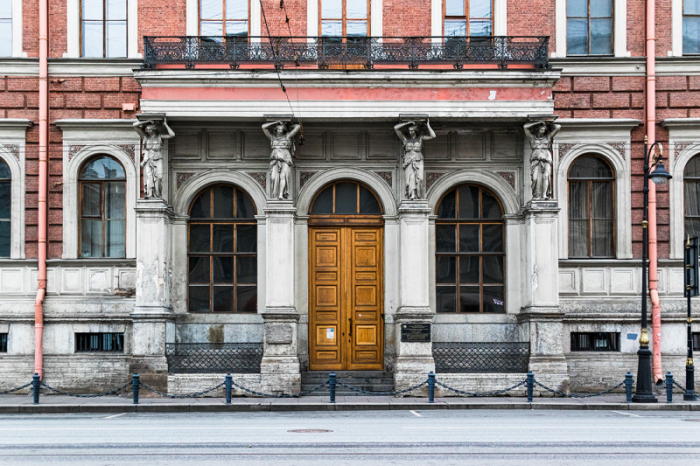 В чём заключаются тайны атласов Санкт-Петербурга?