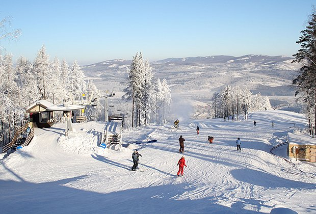 Лучшие горнолыжные курорты России. Где можно покататься на лыжах и сноуборде зимой 2025-2026?