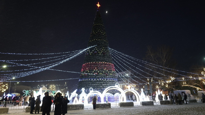 Новогодний городок начали разбирать на площади Свободы в Барнауле. Фото