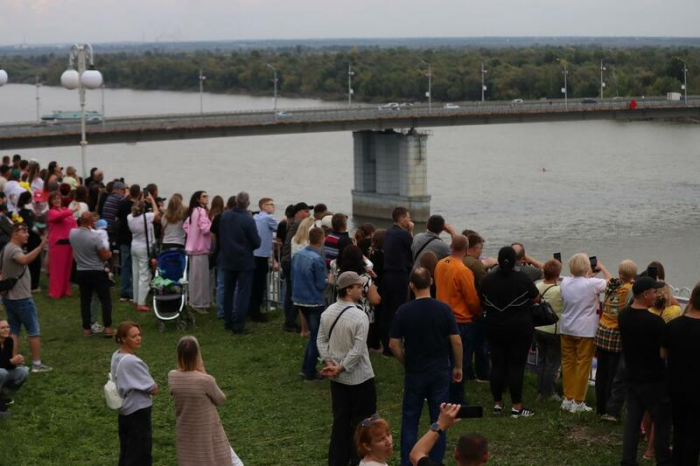 Рев моторов и искры в небе. "Русские витязи" показали грандиозное авиашоу над Обью