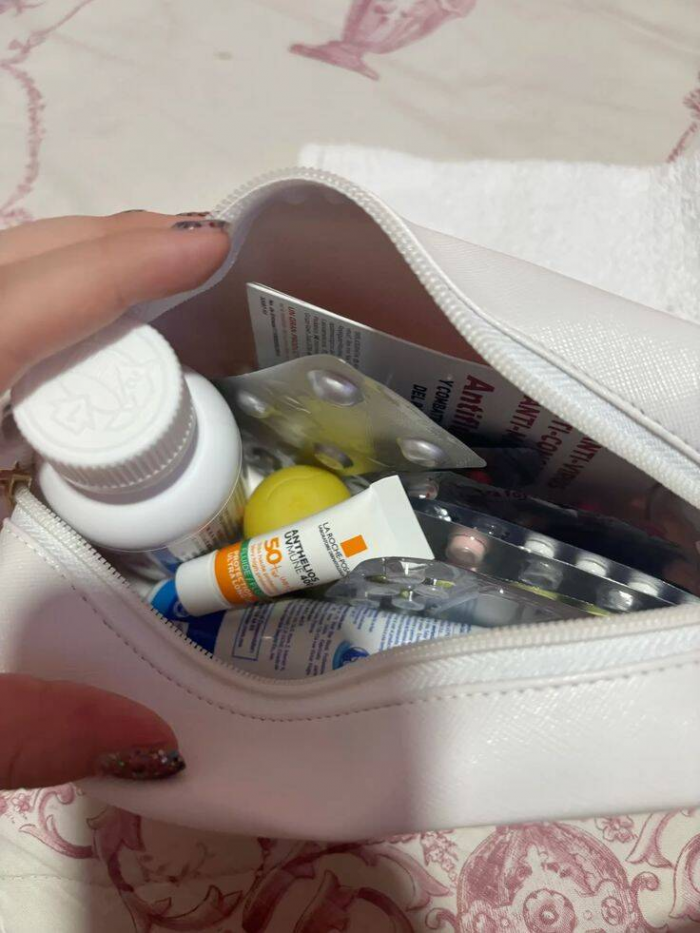 Для чего в отеле стоит подвесить стакан на ручку двери