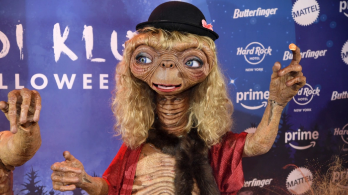 Инопланетянин, зомби, червь и еще 12 самых безумных костюмов королевы Хэллоуина Хайди Клум