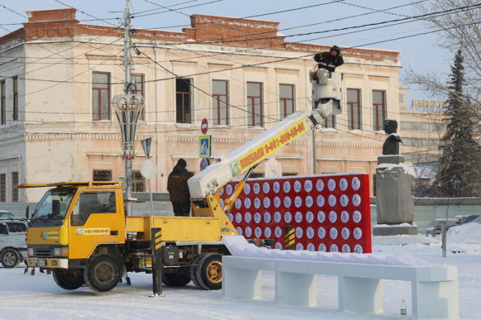 Новогодний городок начали разбирать на площади Свободы в Барнауле. Фото