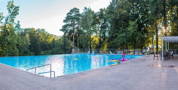 Куда поехать на майские праздники в Подмосковье: 7 проверенных парк-отелей с бассейнами