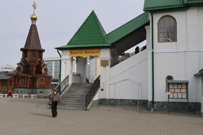 Свечи, молитвы и милостыня: фоторепортаж из храма Иоанна Богослова в день Радоницы