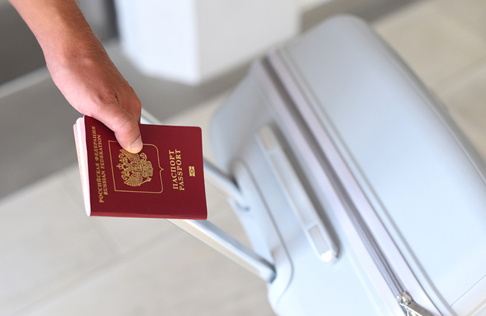 Кабмин разрешил заселяться в отели по загранпаспорту, а позже — и по водительским правам